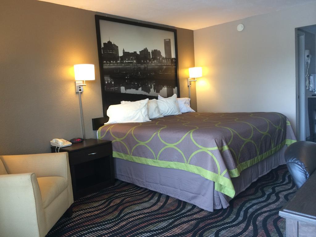Super 8 By Wyndham Hotel *